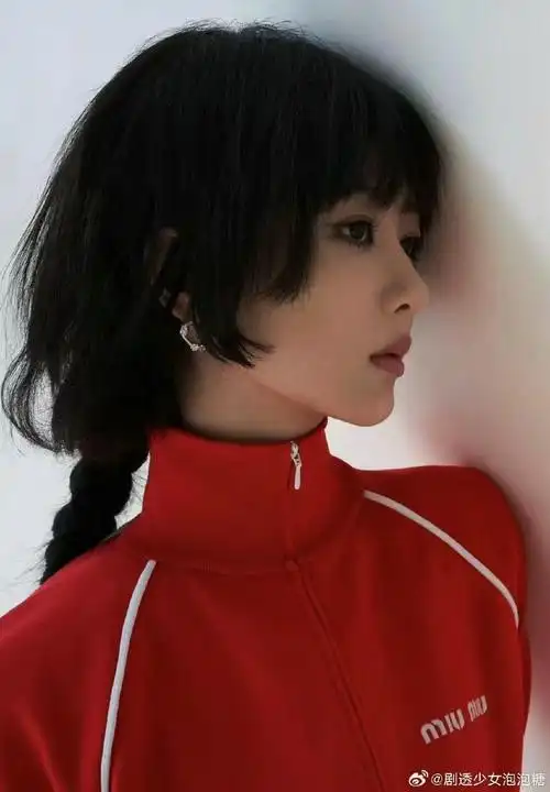 杨紫首登时尚芭莎封面太美了!