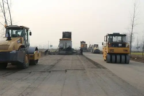 g328栏杆段水稳摊铺工作正稳步推进