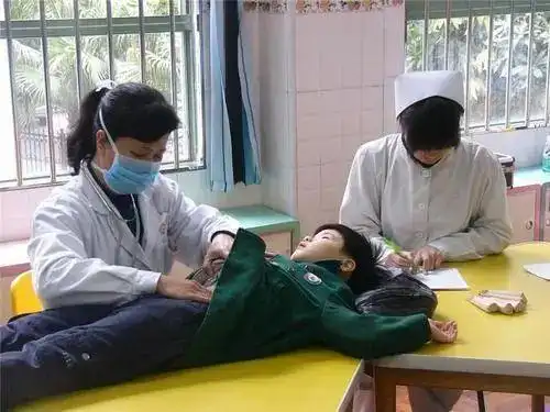 13岁男孩身高有180,儿科:2种食物是身高"拉长剂",日常可多吃