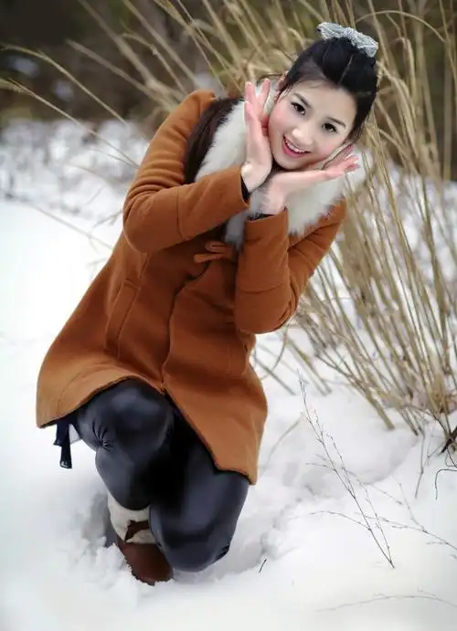 一个在北方雪地里的开心美丽女子