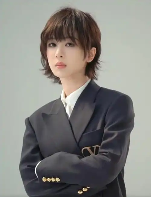 杨紫芭莎封面秀短发,网友:姐太狠,心形眼警告|西装|发型|花美男