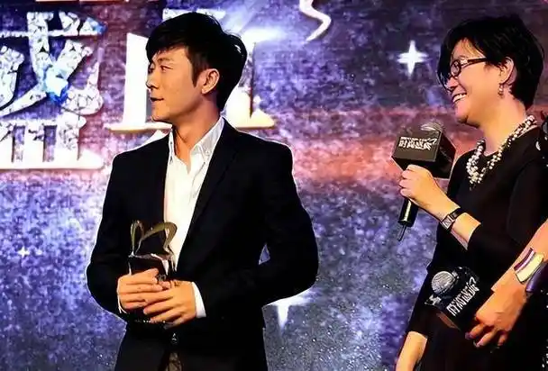 其中,他的家庭背景以及与演员李沁的关系成为热门话题.