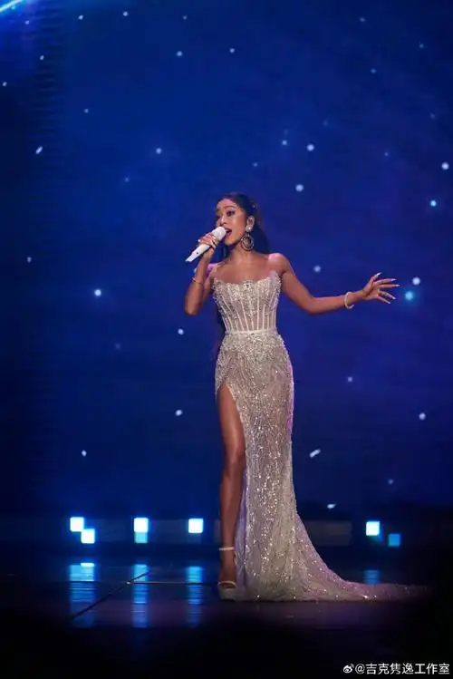 打到脚背#@吉克隽逸昨晚湖南卫视中秋之夜造型好美,一身高开衩亮片裙