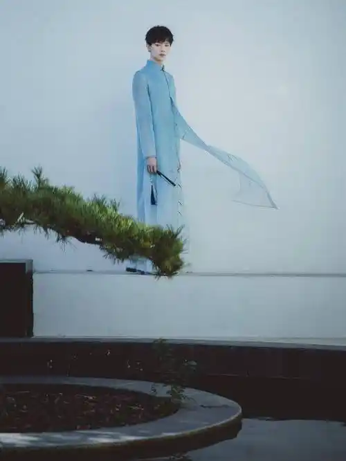 本期内容小目录我们看见照片中妖扬身处于古色古香的庭院中,身穿一