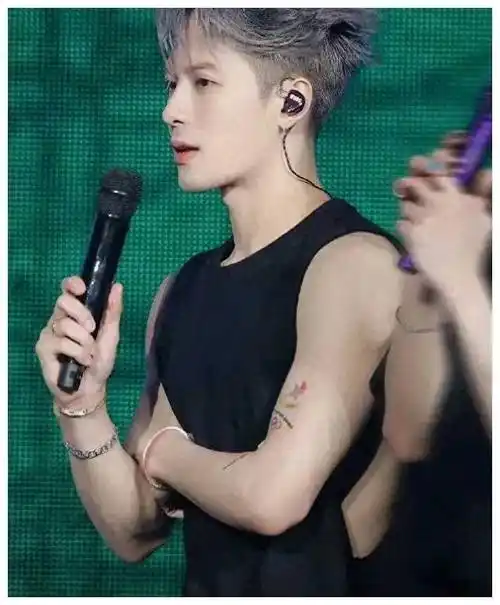 王嘉尔魅力无限,细腻肌肤引人注目,实力唱将,颜值爆表!