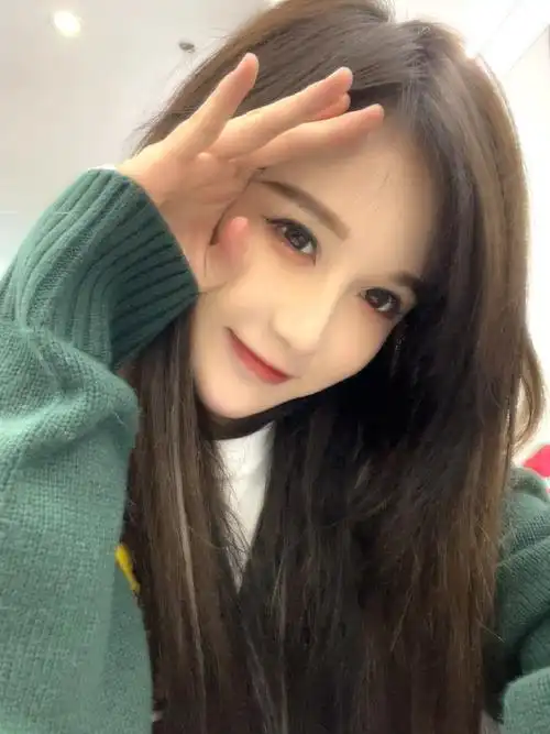 段艺璇绿色毛衣随拍#段艺璇超话精致可爱漂亮段艺璇,大片的质感多多