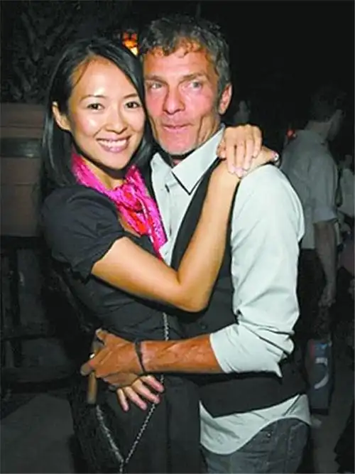 章子怡火辣情史口红印在成龙脸上差点嫁给外国人