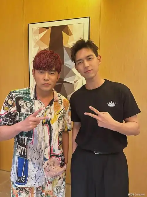 周杰伦不愧是顶流李现追星周杰伦成迷弟剪刀手合影签名留念
