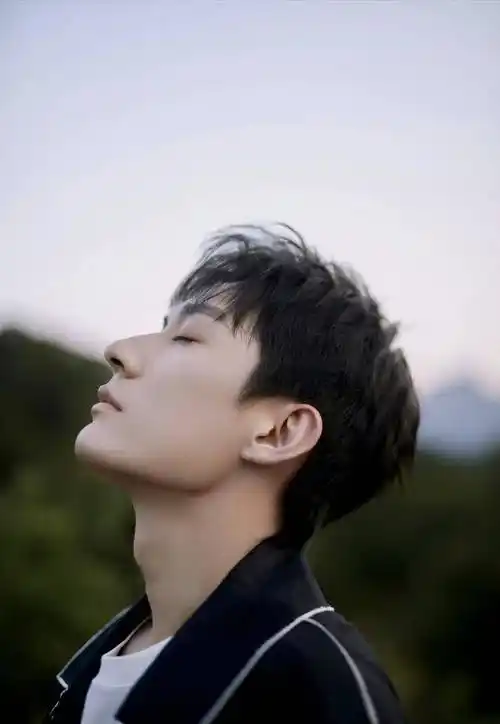 刘学义时尚写真:温润如玉,翩翩公子