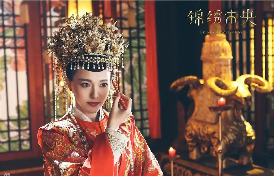 唐嫣李心艾嫁衣剧照美艳动人,却都输给了她!