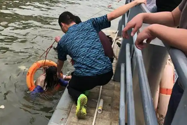 年轻女子码头不慎落水 水巴船员及时救人