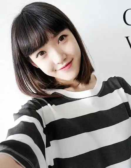 街边美女演绎女生中长发发型图