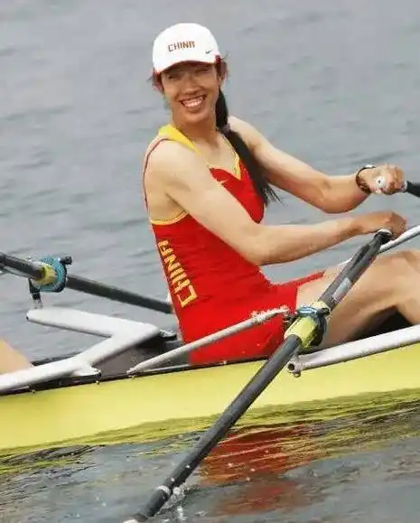 56岁李颖晒日常,饭菜奢侈程度不输李湘,女儿疑是金牌运动员_金紫薇