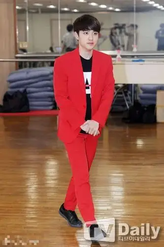 exo红西服骚气回归烟熏妆浓眼线蓝眼睛变妖孽男