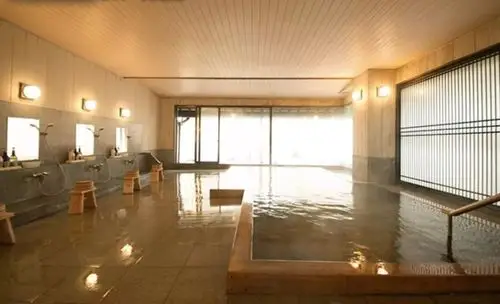 传统旅店的和室里没有专用的浴室,要和很多不认识的人一起在大澡堂