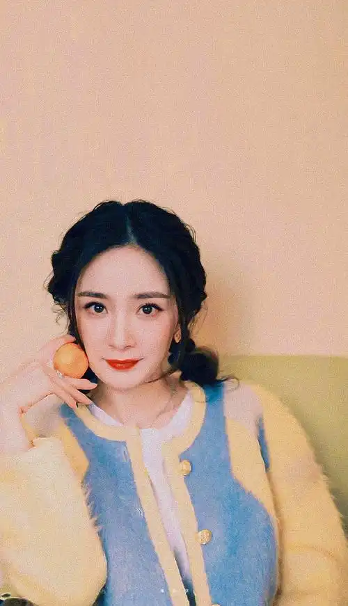 杨幂毛雪旺剧照#杨幂这个双马尾低扎的丸子头也太灵动了吧.