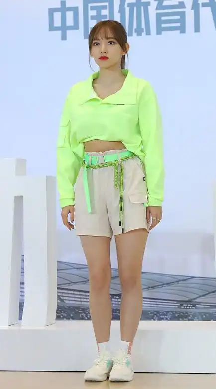而且在生图镜头下,程潇的颜值身材状态也是相当能打,荧光绿色也是真