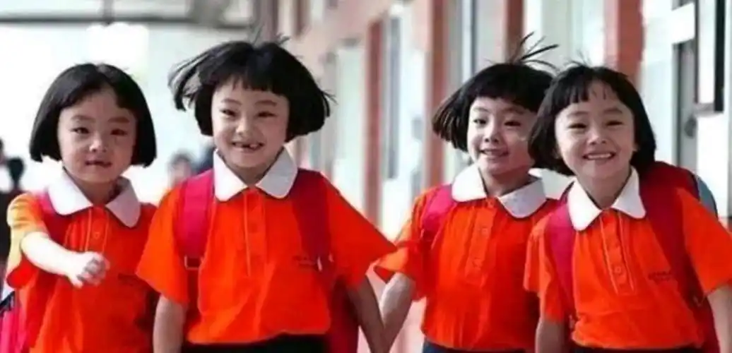 1999年女士生了4胞胎,6个大人手忙脚乱,"最怕"的事让人哭笑不得