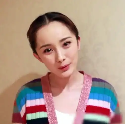 有一种吓人叫杨幂的发际线头发只有薄薄一层额头宽度快赶上脸了