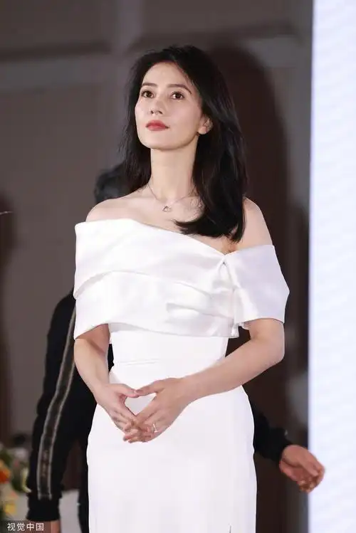 高圆圆今日出席家具品牌活动一席露肩白裙优雅知性