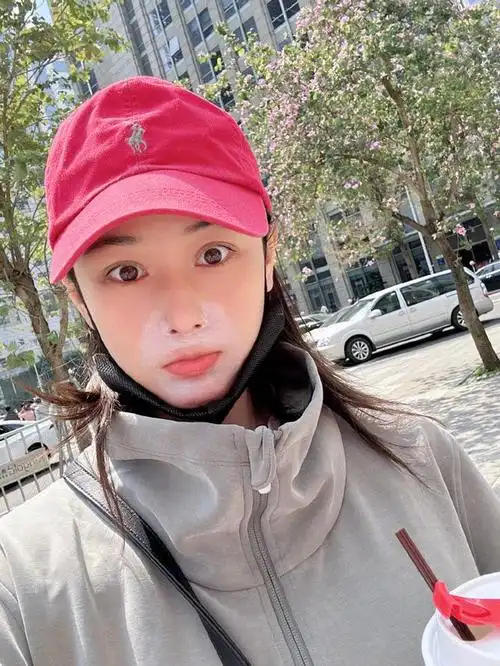 35岁张馨予晒素颜自拍,长发披肩似清纯少女,自曝曾被陌