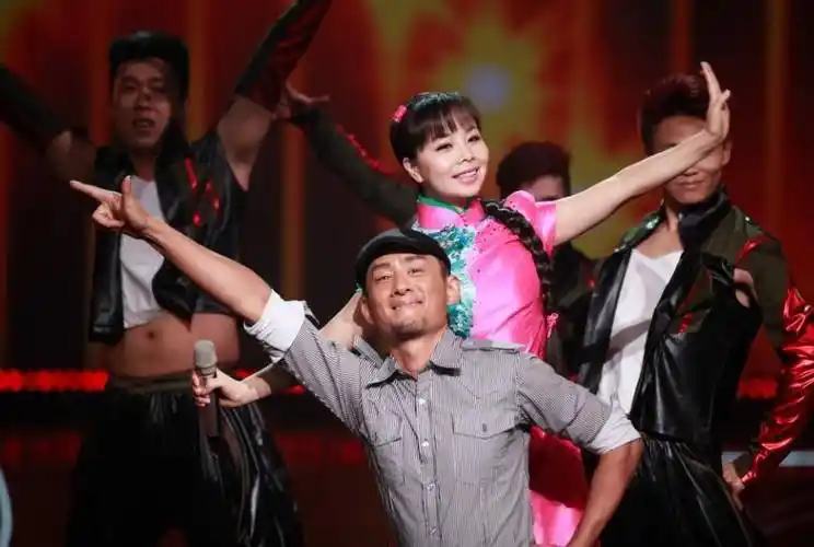 事实证明,"消失"9年的歌手阿宝, 早就走上了一条"不归路"