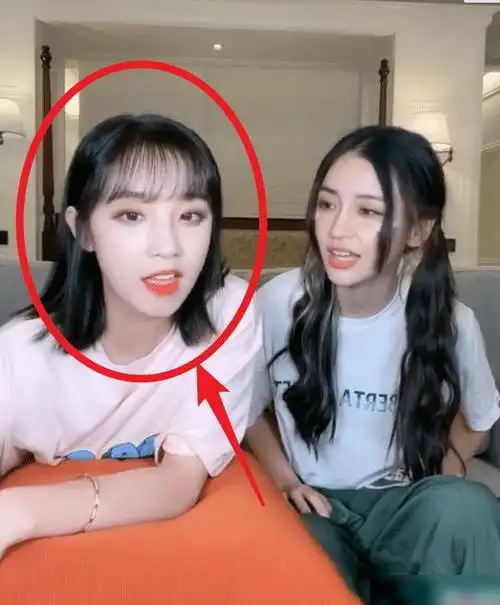 baby现身宋雨琦直播间,亲密互动关系好,二人的皮肤状态成焦点|杨颖