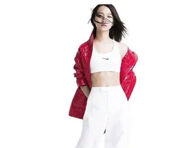 健身女星王珞丹,晒出迷人腹肌线条,女神形象深入人心_小动作_地面