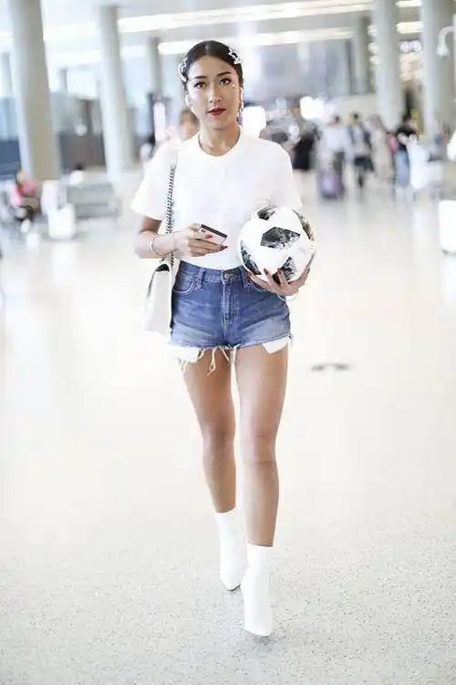 真是服了吉克隽逸的衣品,反季时尚玩得挺溜,一双美腿真挺吸睛的_短裤