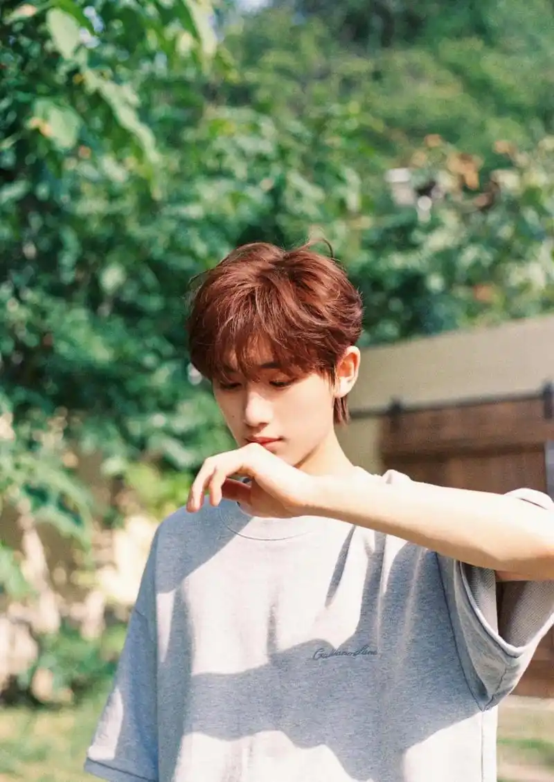 娱评大赏丁程鑫 丁哥被阳光包围着,笑容好可爱好耀眼!