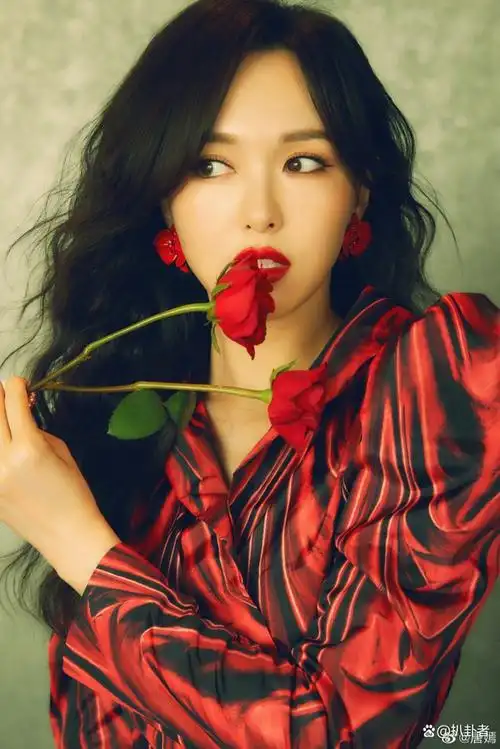 2月3日有网友路透了唐嫣最新营业照,从照片看唐嫣身穿乳白色大衣外套