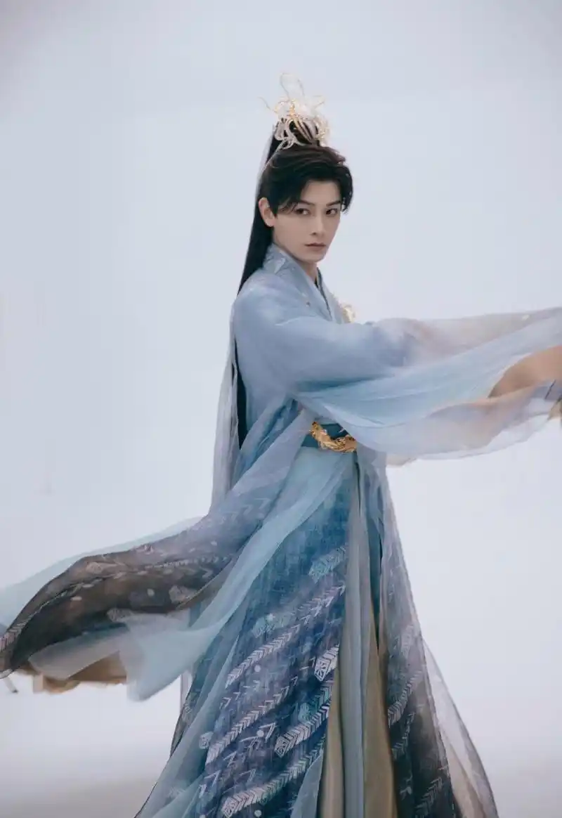 丁禹兮古装造型,一身浅青色长袍,颇有飘逸感,加上精美的纹绣雕琢