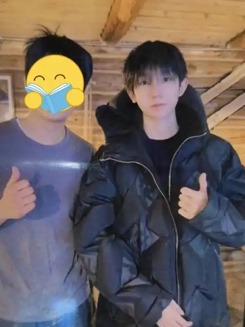 老板晒和王源合照