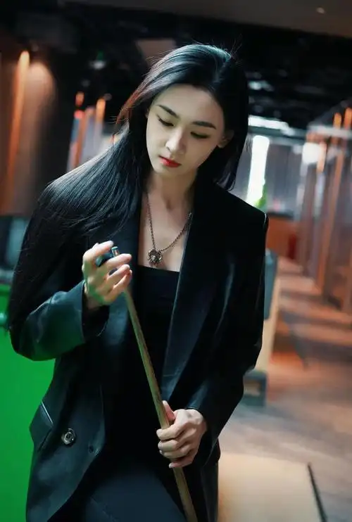 青鸟丁笑滢在暴雪时分中摇身一变成高冷御姐林霖