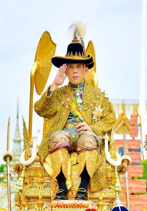 泰国王后陪国王亮相笑开花和大公主同穿粉裙比美稳赢34岁继女