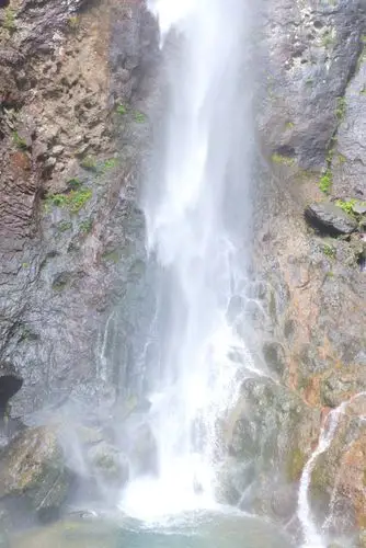 小龙女在雁荡山断肠崖纵身一跃,成就了卧龙谷,扬名了灵岩