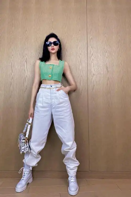 穿黑色皮衣配露脐装潇洒帅气,洒脱酷炫|张天爱|露脐装|造型_新浪新闻