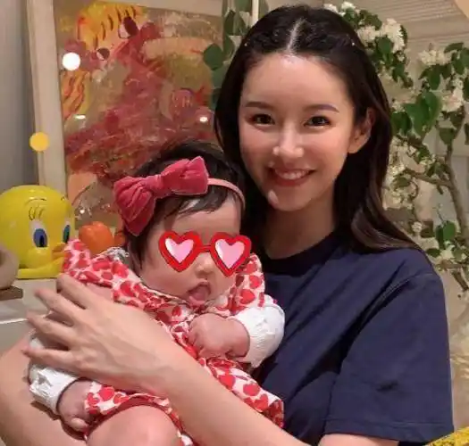 原创陈赫和老婆分隔两地张子萱晒同事视角逛街照哭诉想回家