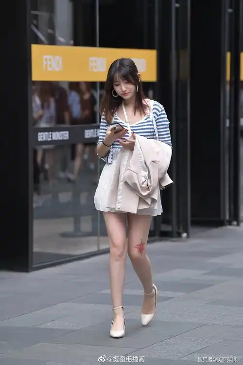 美女街拍:小姐姐你这个枫叶的纹身有什么寓意吗?