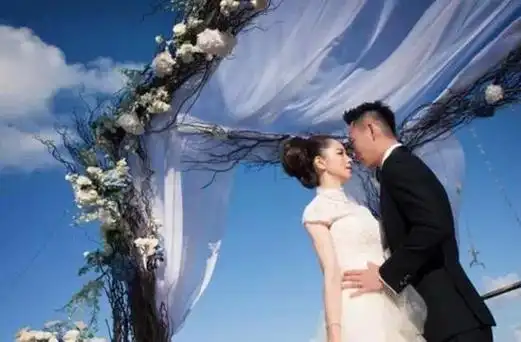 林志颖娶了小自己10岁的陈若仪,钟汉良娶了小自己10年的