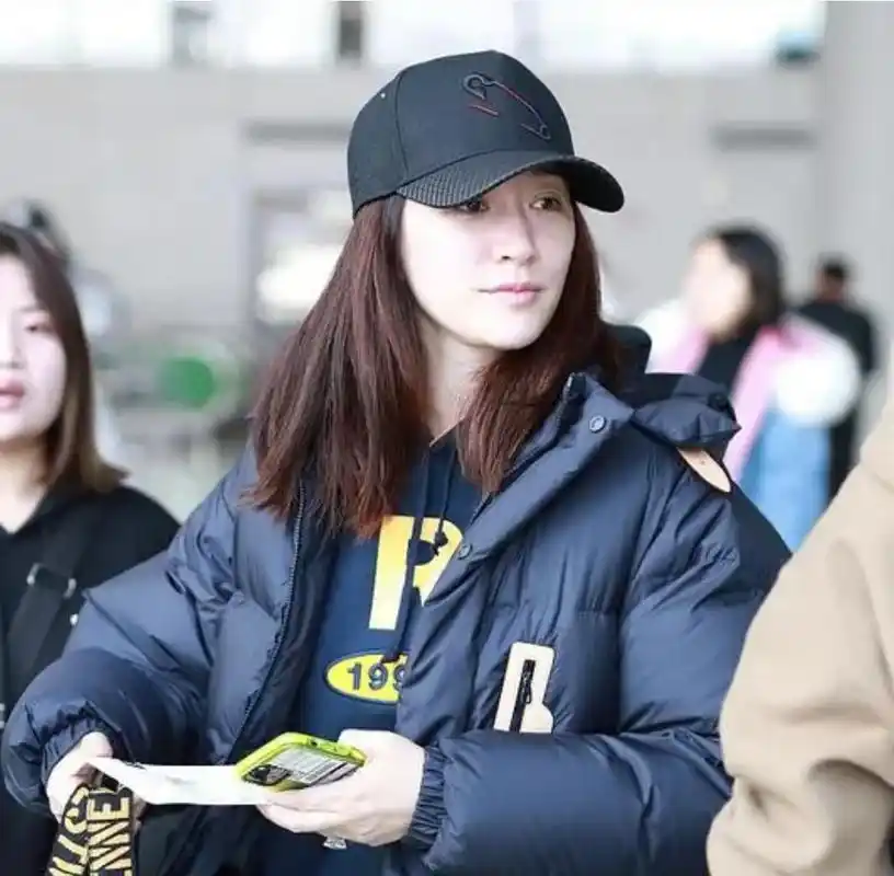 李小冉突放侧颜照,素颜被夸"奶油肌",养肤秘籍曝光