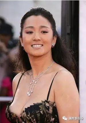 52岁巩俐罕见30年前泳衣照曝光,上身都快撑破了,网友:原来年轻时候