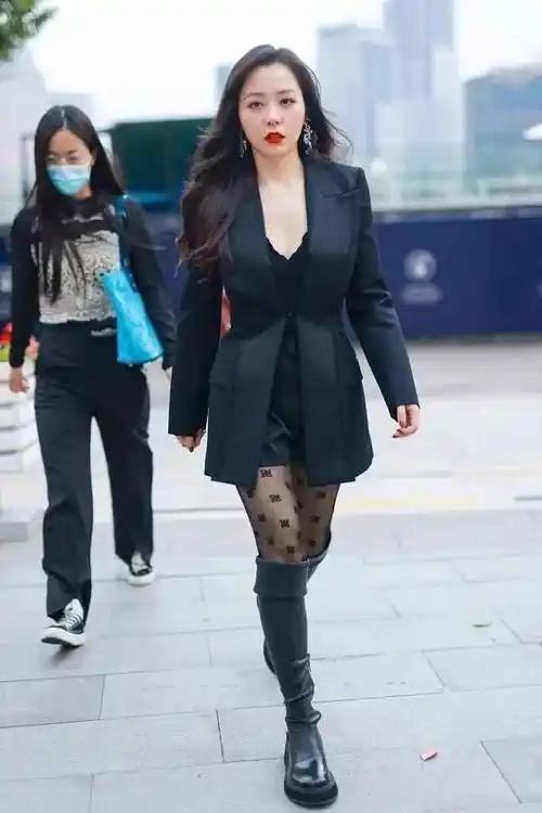 微胖代表张靓颖,穿"黑西装 长靴"气场全开,抬头挺胸走路带风_黑色
