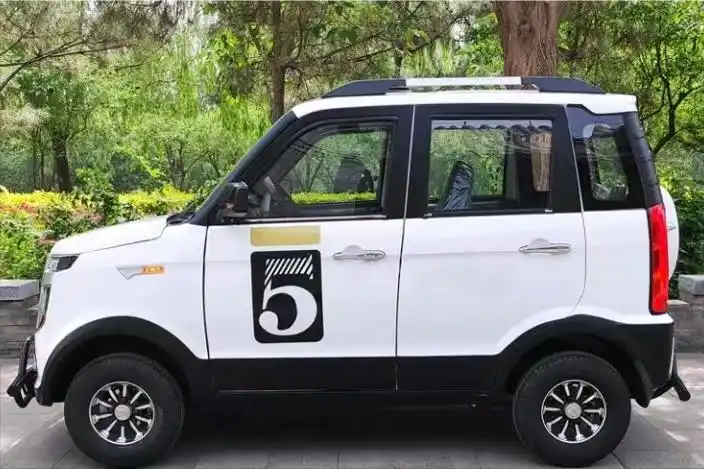 2款四轮老年代步车,可载5人,油电两用,冷暖空调,适合老人驾驶