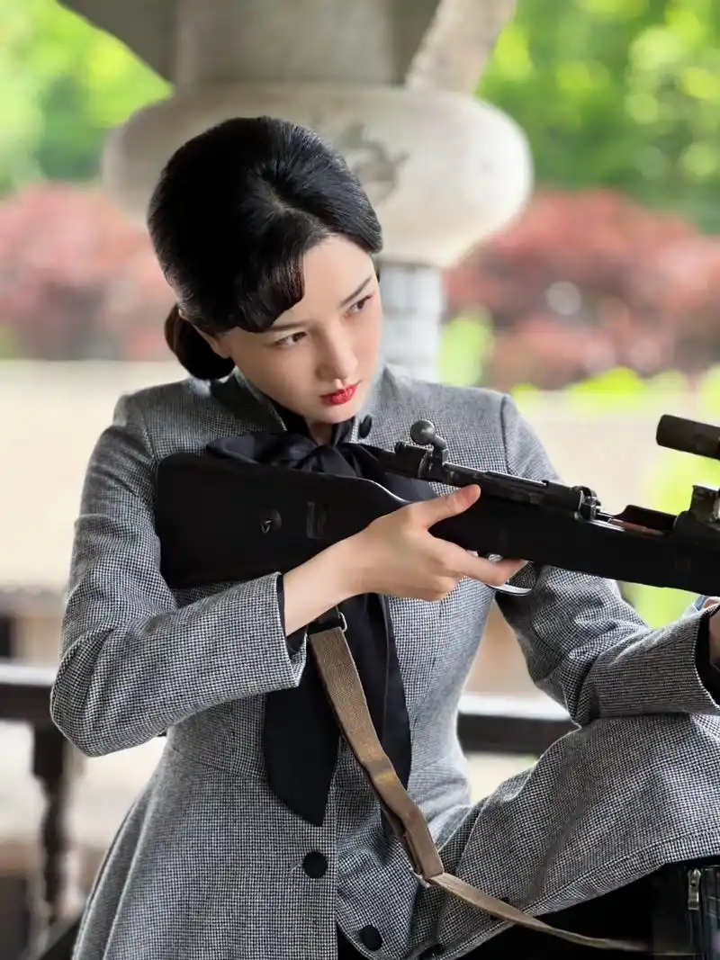 陈小纭 这个民国造型太酷了 一直很喜欢这种民国卷发 感觉很有味道