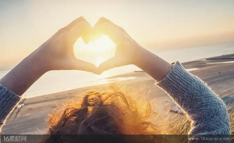 5张人物比心手势高清图片