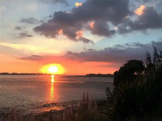 傍晚的海边小镇风景