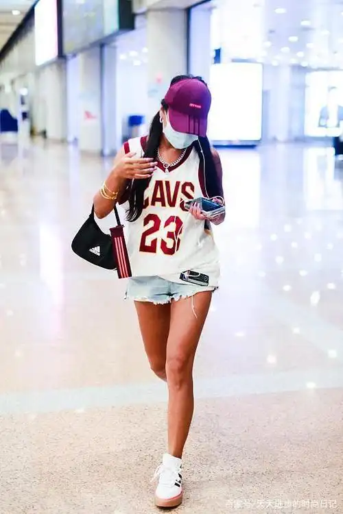 黑珍珠吉克隽逸太有范儿了,白色小背心配牛仔裤,帅气时髦特别潮