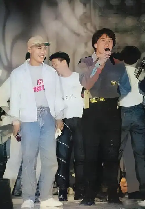 成龙大哥身高174,李连杰站在成龙大哥身边,差不多矮了半个头,看来身高