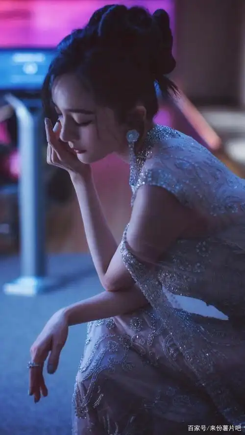 杨幂今日星光大赏造型来了,粉色甜美公主,银色性感女王,两种气质演绎